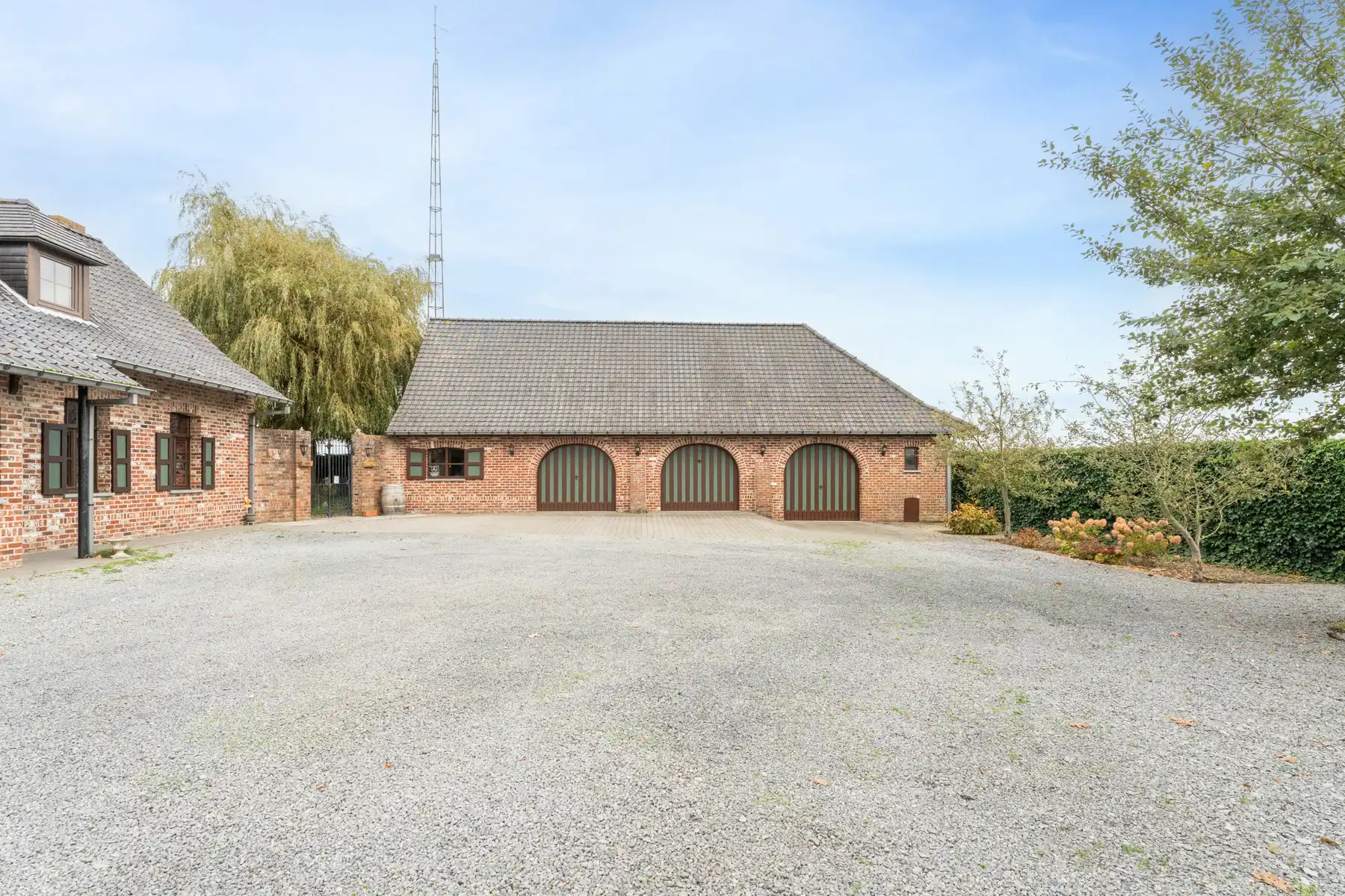 Landhuis met 2 magazijnen, rustig gelegen op 5.388 m² foto 9