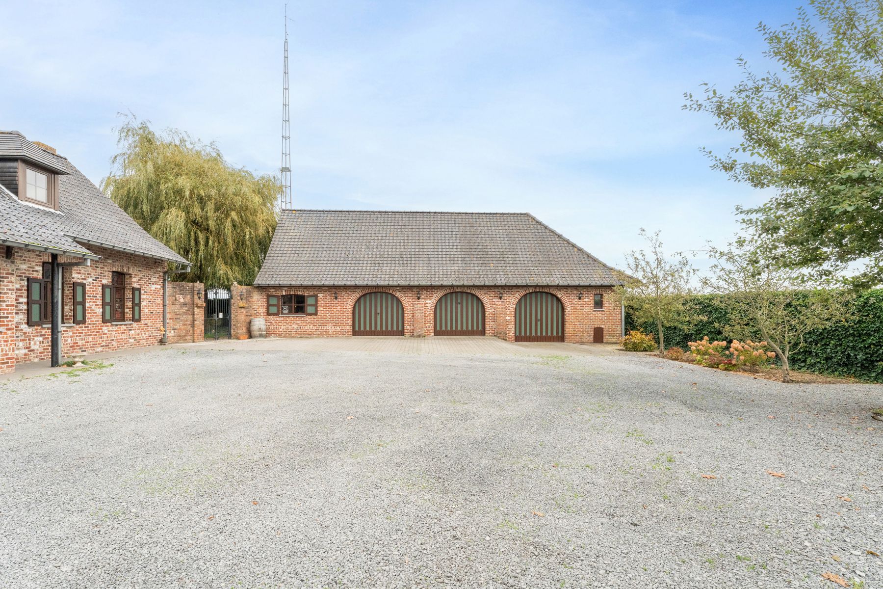 Landhuis met 2 magazijnen, rustig gelegen op 5.388 m² foto 8