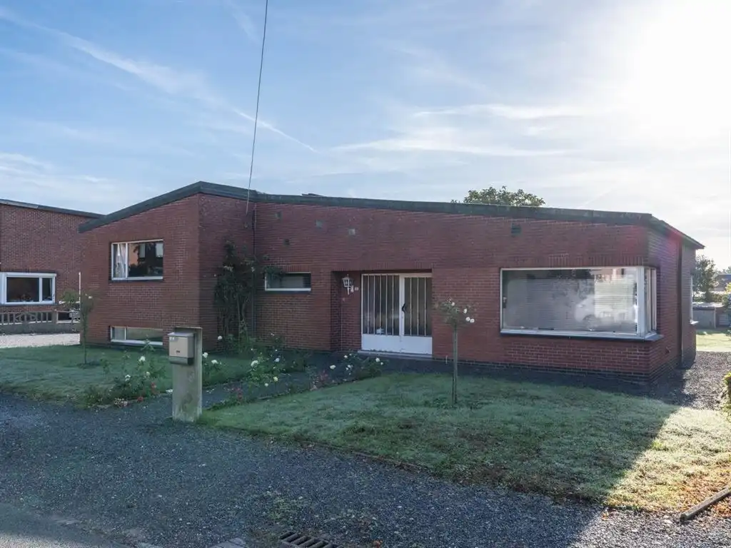 Te renoveren vrijstaande woning met 4 slaapkamers foto 2