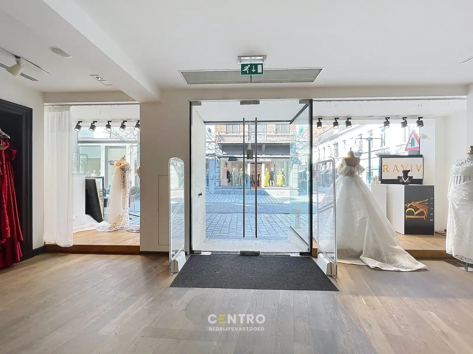 Handelspand met uitstraling (420 m² winkelruimte + extra stockruimte) te huur op topligging in OOSTSTRAAT, Roeselare. foto 6