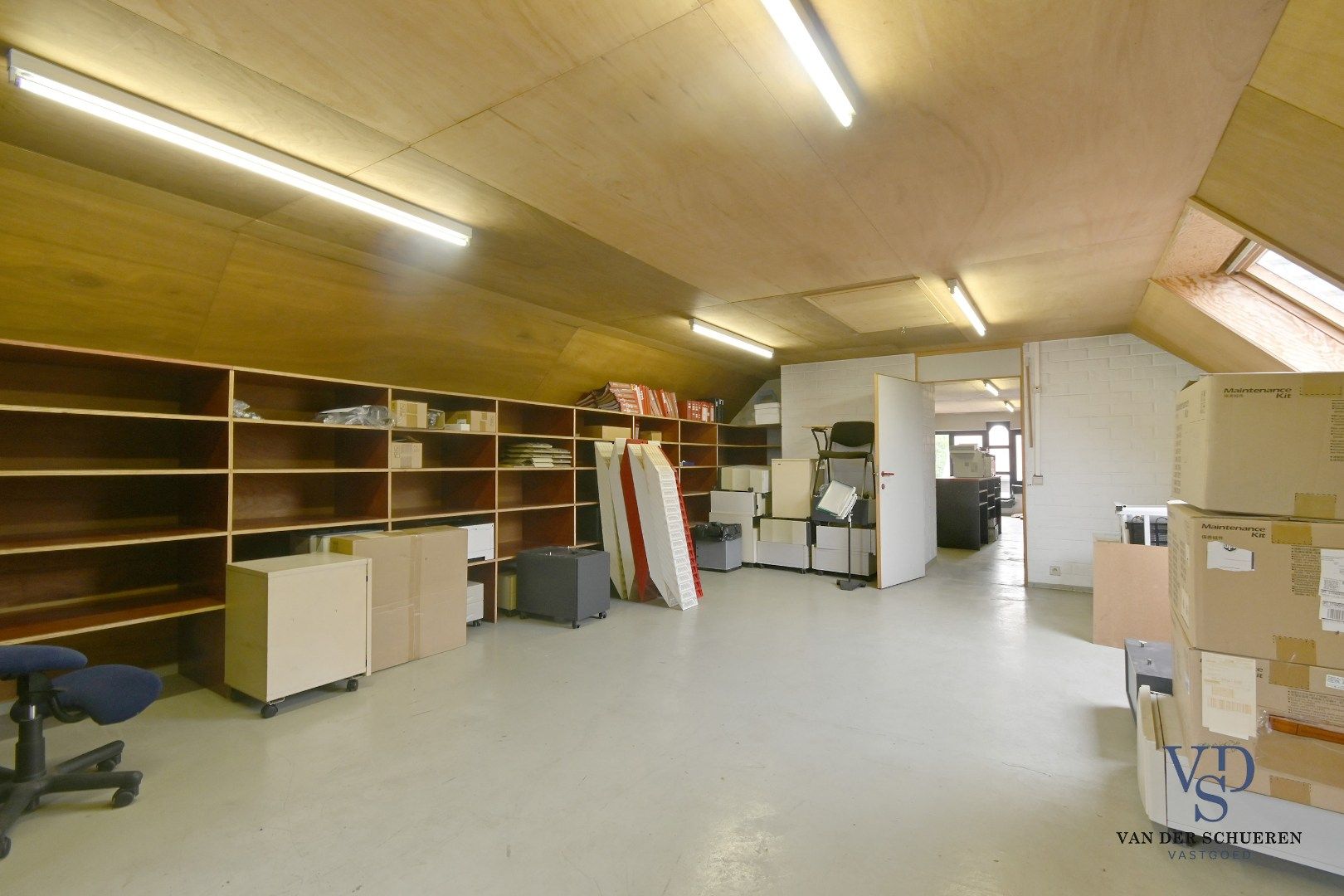 Ruim handelspand met penthouse in villastijl foto 43