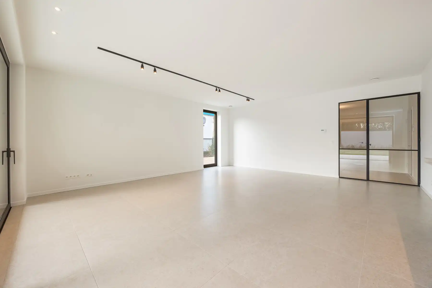 Prestigieus nieuwbouwappartement met ruime tuin en terras. foto 7