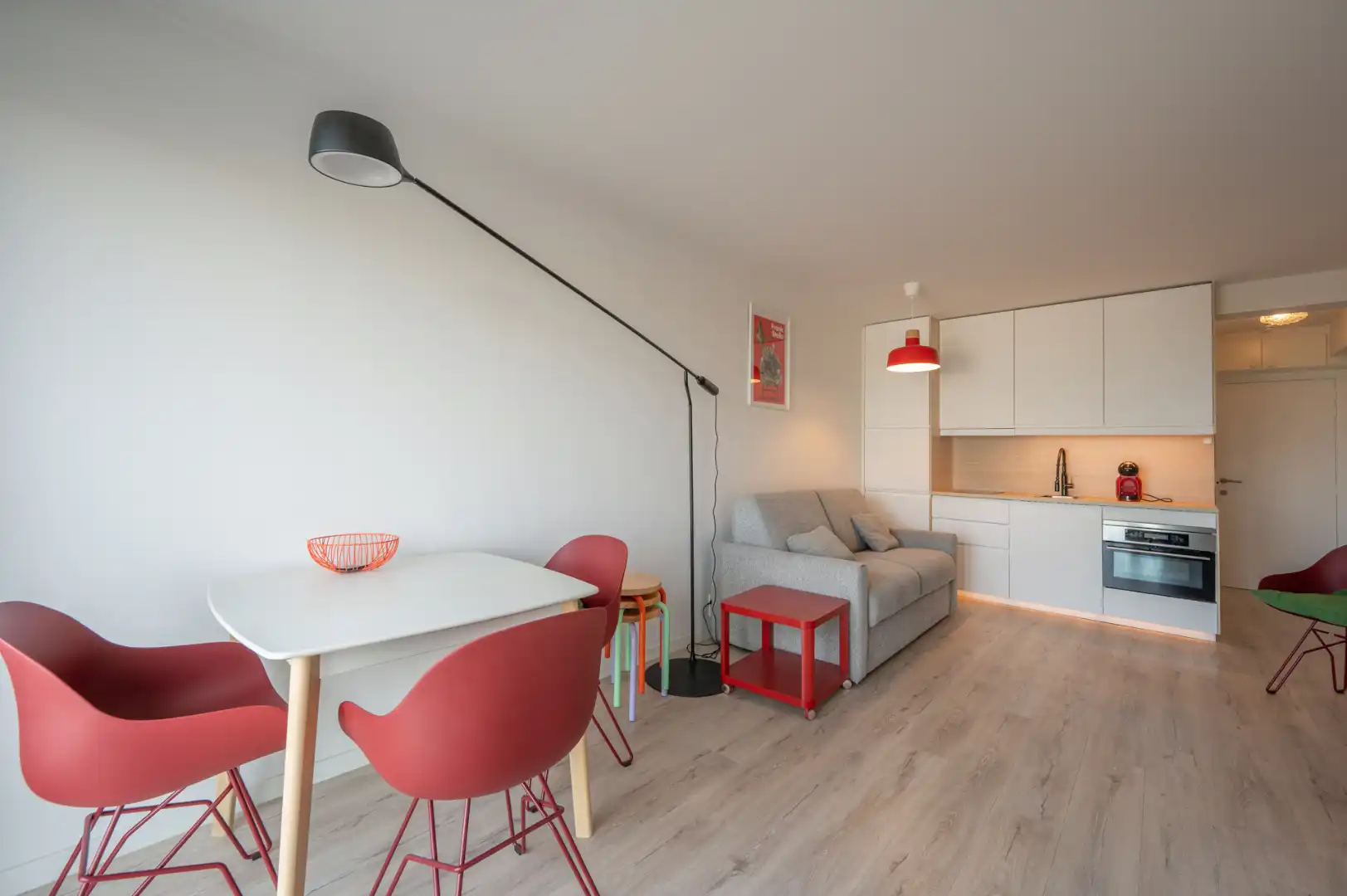 Instapklare studio met FRONTAAL ZEEZICHT foto 6