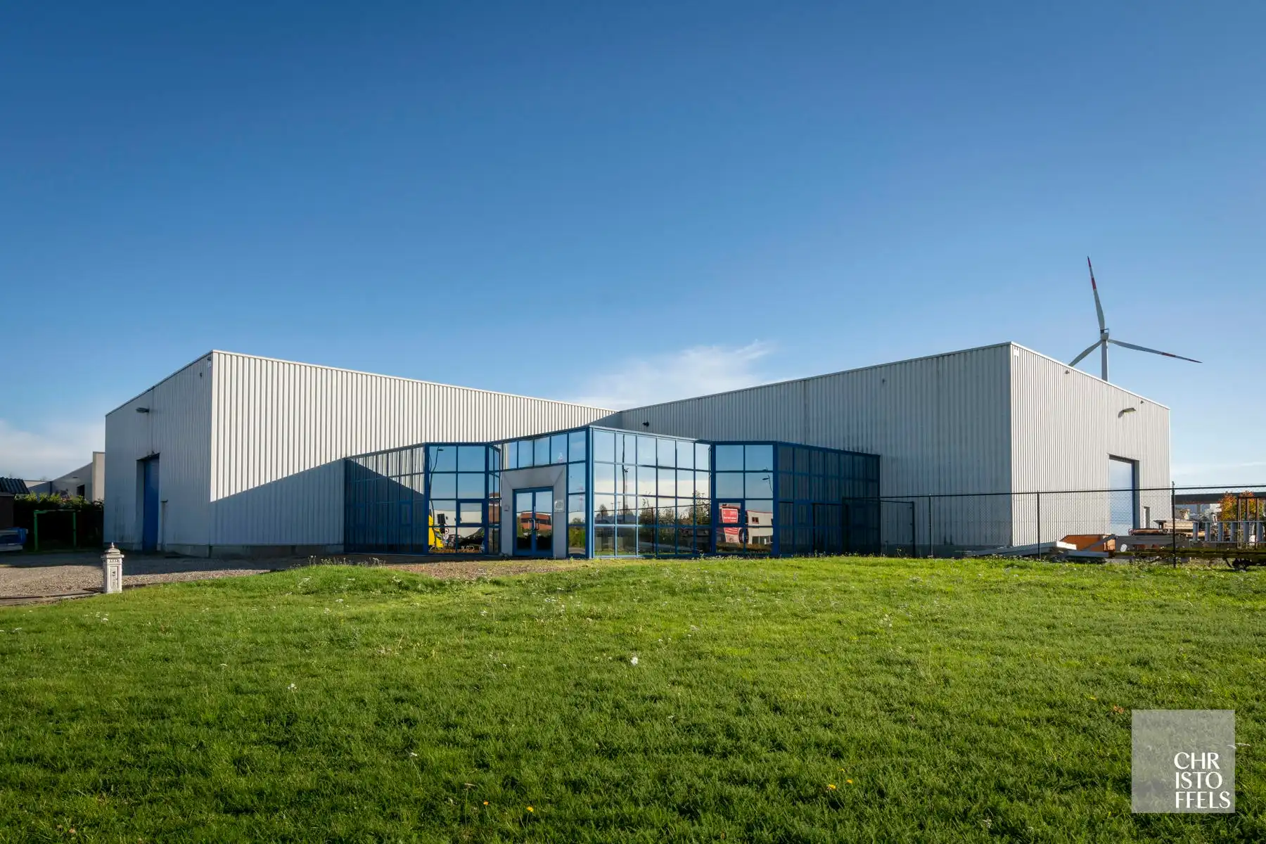 Functioneel bedrijfsgebouw op 4.445m² met magazijn/werkplaats (1.231 m²) en kantoorruimtes (197 m²) nabij de E314 foto 3