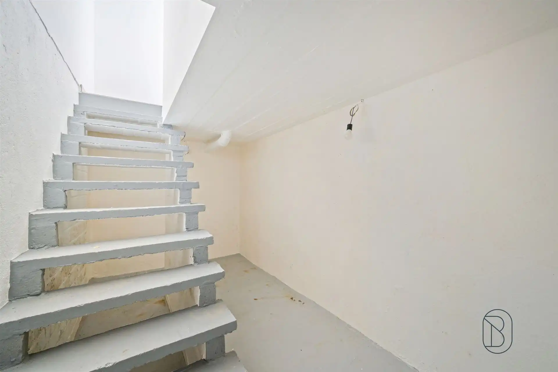 Charmant gerenoveerde woning met grote aangename tuin en handige oprit. foto 18