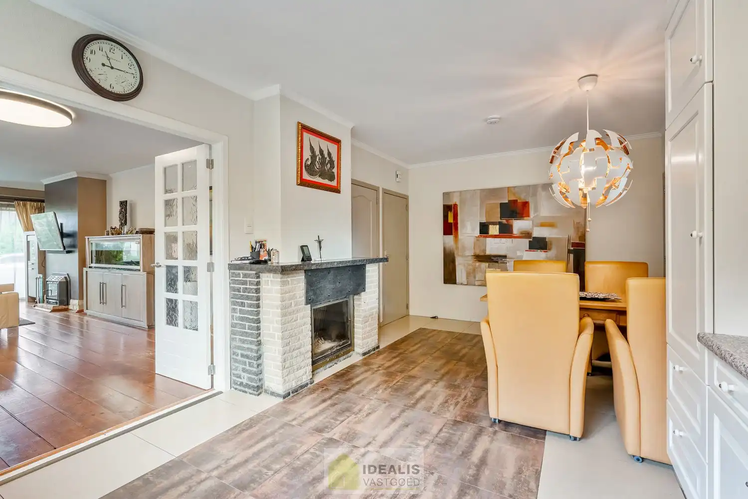 IDEALIS VASTGOED – RUIME, GERENOVEERDE EN INSTAPKLARE WONING MET 3 GELIJKVLOERSE SLAAPKAMERS, LICHTRIJKE LEEFRUIMTE MET OPEN KEUKEN ÉN AFGEWERKTE 2e VERDIEPING MET TOTALE BEWOONBARE OPPERVLAKTE VAN MAAR LIEFST +232M²!! DE WONING IS GELEGEN OP EEN KNAP PERCEEL VAN 7A 92CA IN HET GEGEERDE HERENT (PELT). Deze unieke woning omvat een ruime +-232m² netto bewoonbare oppervlakte met een gezellige woonkamer met aansluitend ruime keuken voorzien van alle comfort met aparte achterinkom/veranda, 3 slaapkamers, uitgeruste badkamer voorzien van douche en ligbad én een volledig afgewerkte 2e verdieping die fungeert als woongedeelte met eigen woonkamer, slaapkamer(s) en badkamer. De woning biedt verder een extra ruime garage, pergola, … Een unieke kans voor kandidaten op zoek naar een instapklare woning voorzien van alle luxe, ruimte en vlakbij tal van faciliteiten. foto 9