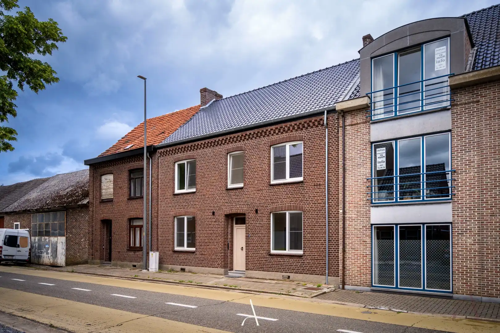 Volledig gerenoveerde stadswoning van 269 m² met 6 slaapkamers in het centrum van Maaseik foto {{pictureIndex}}