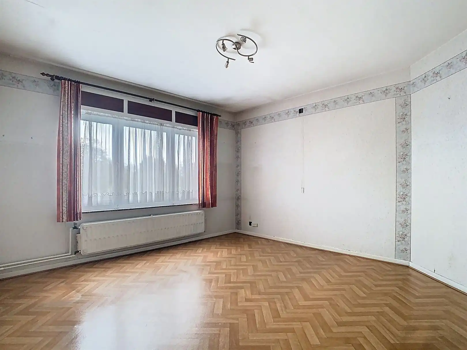 Mooi te renoveren 3-gevel woning!! foto 10