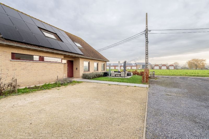 Ruime villa op een landelijke perceel met een oppervlakte van 940m² ! foto 2