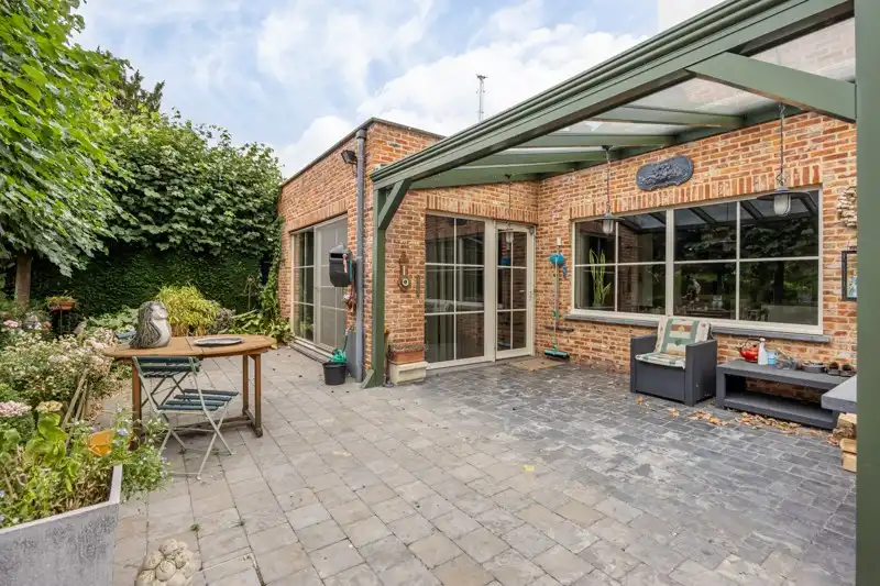 Luxueuze, halfopen bebouwing met 3 slaapkamers, inpandige garage en een prachtige tuin foto 12