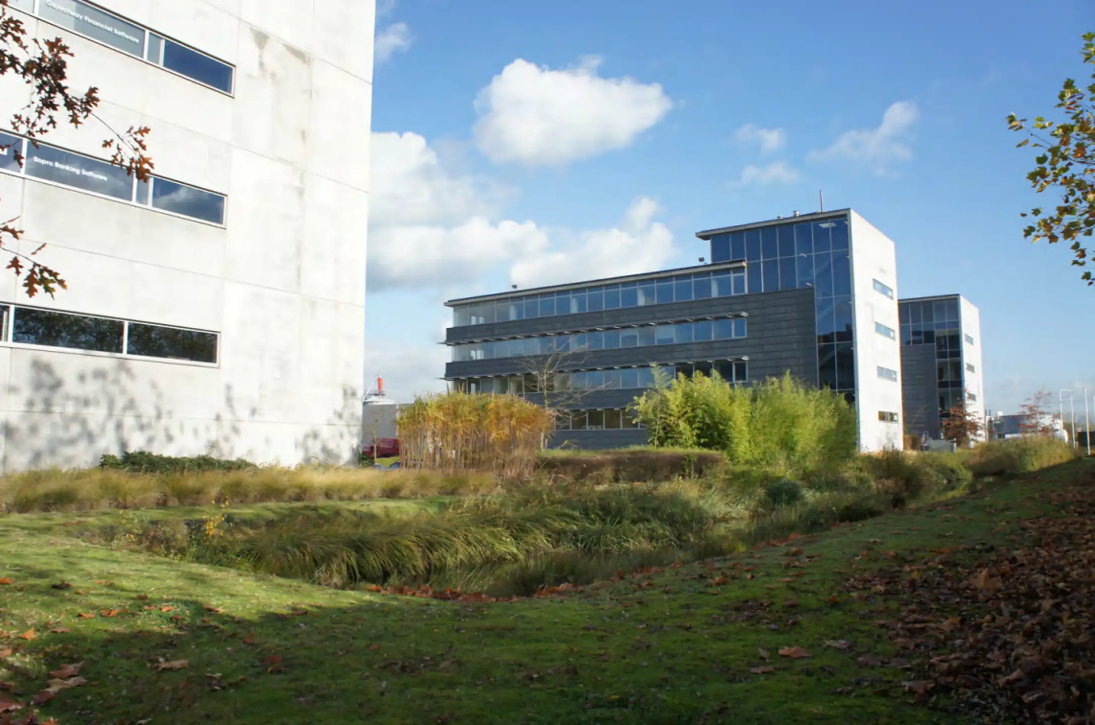 Moderne Kantoorruimtes met Uitzicht op Natuurgebied foto {{pictureIndex}}