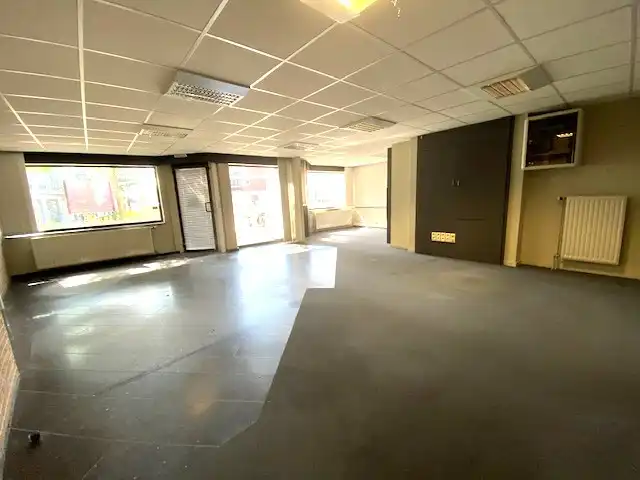 Handelsruimte  (+-160m²) met 6 autostaanplaatsen centrum Geel. foto 4