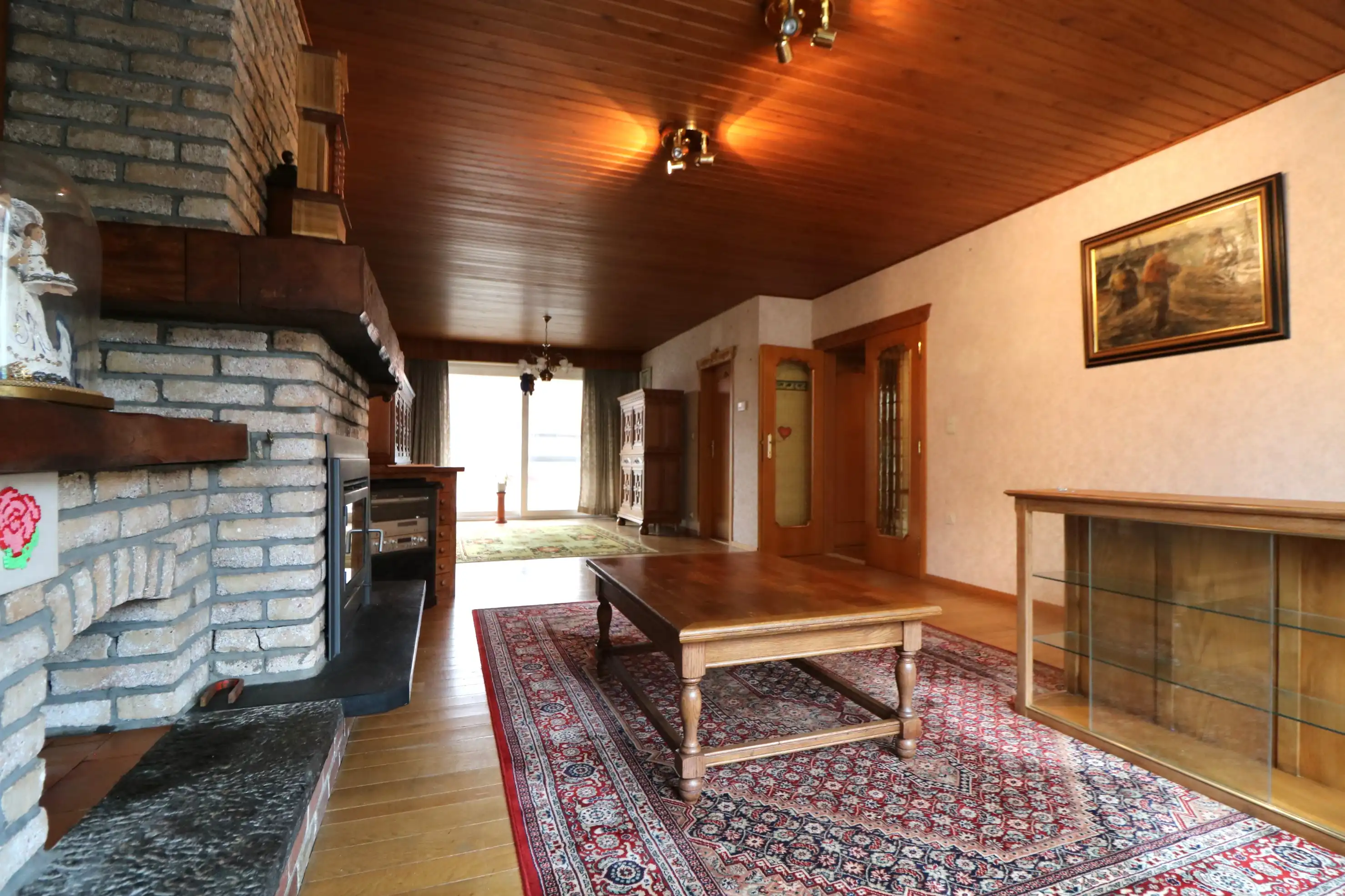  Zeer ruime woning met 5 slaapkamers, garages (8 wagens) en werkplaats. foto 4