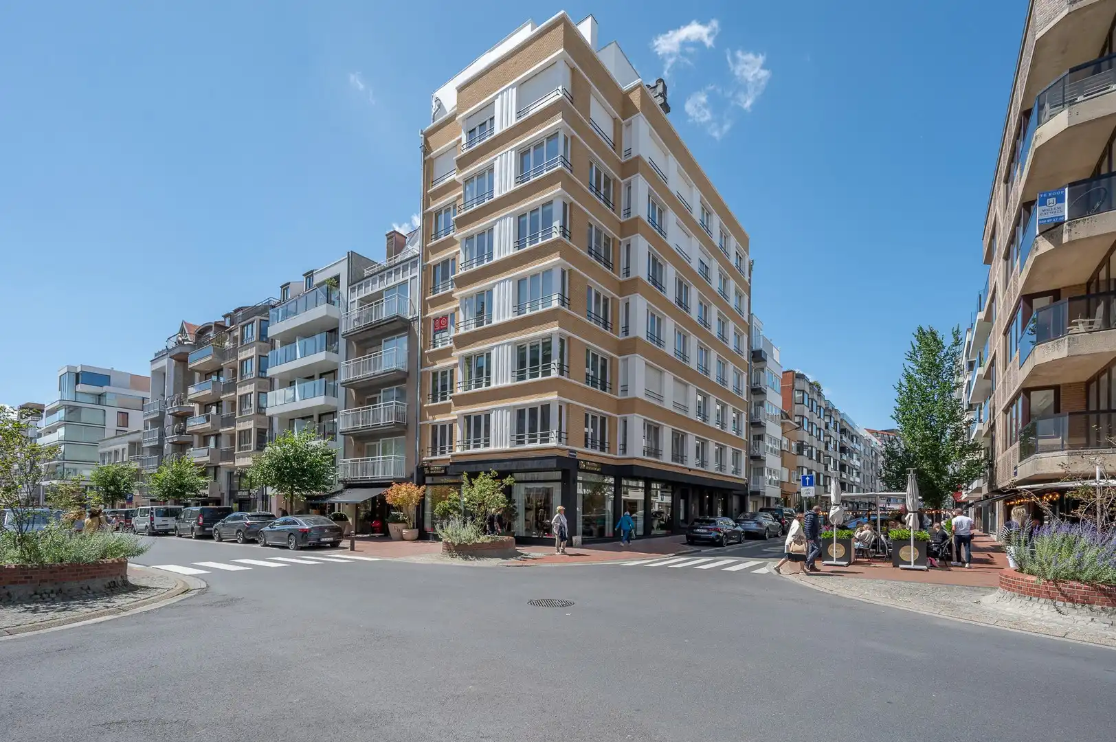 Instapklaar hedendaags hoekappartement rustig gelegen op enkele passen van de zee. foto {{pictureIndex}}