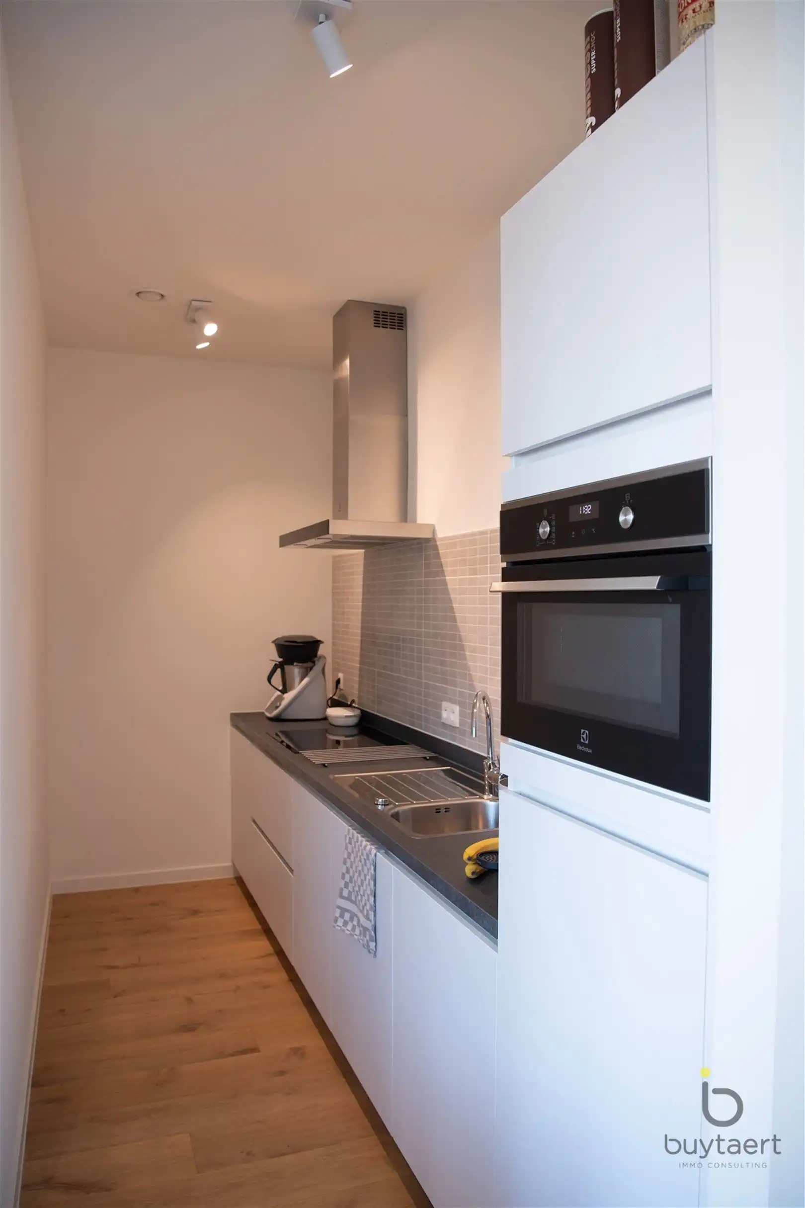 Recent studio - appartementje met leuk terras! foto 11