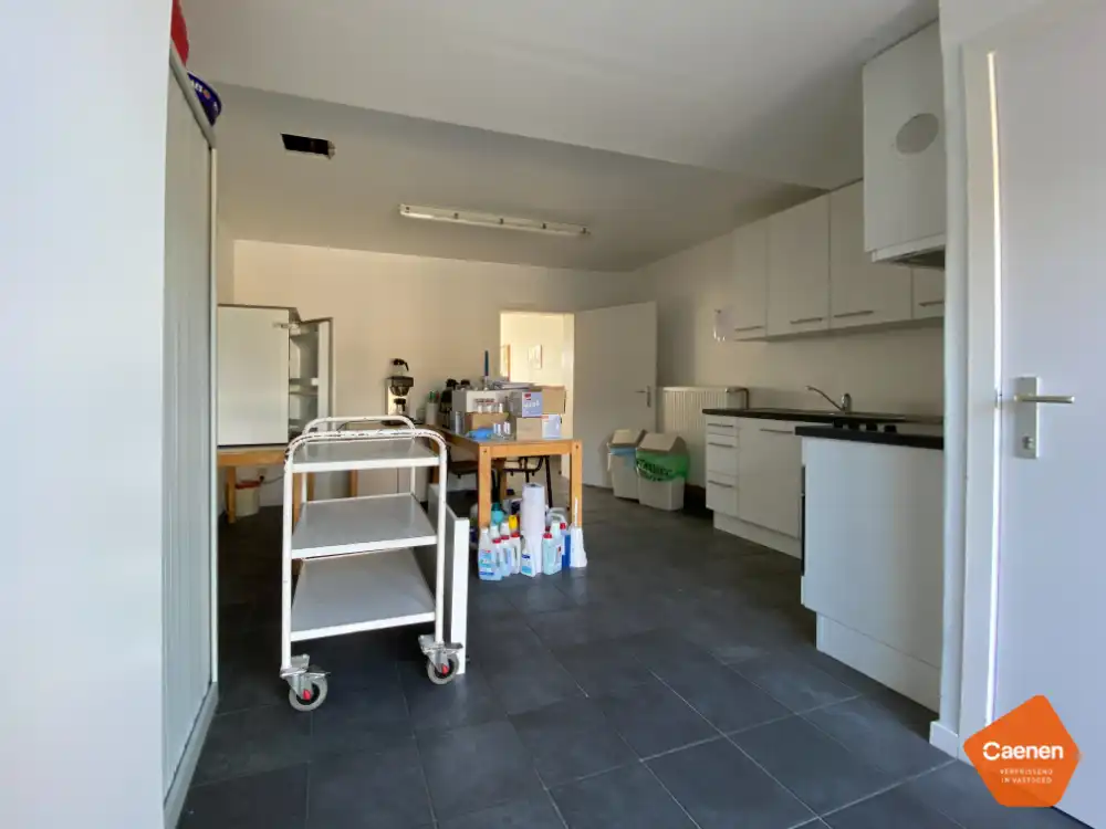 Zeer ruim, lichtrijk handelspand te koop op commerciële locatie! foto 14