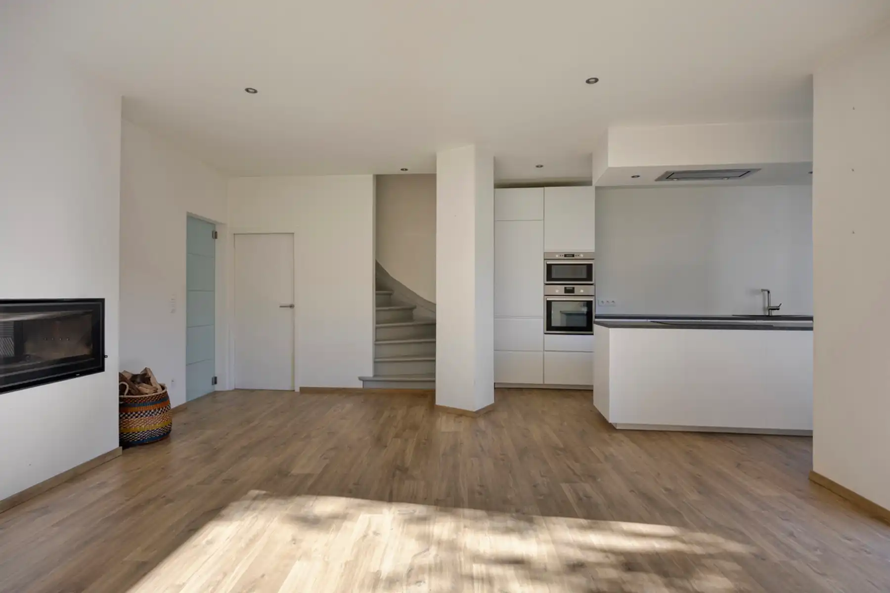 Ruime gerenoveerde centrumwoning met garage foto 7
