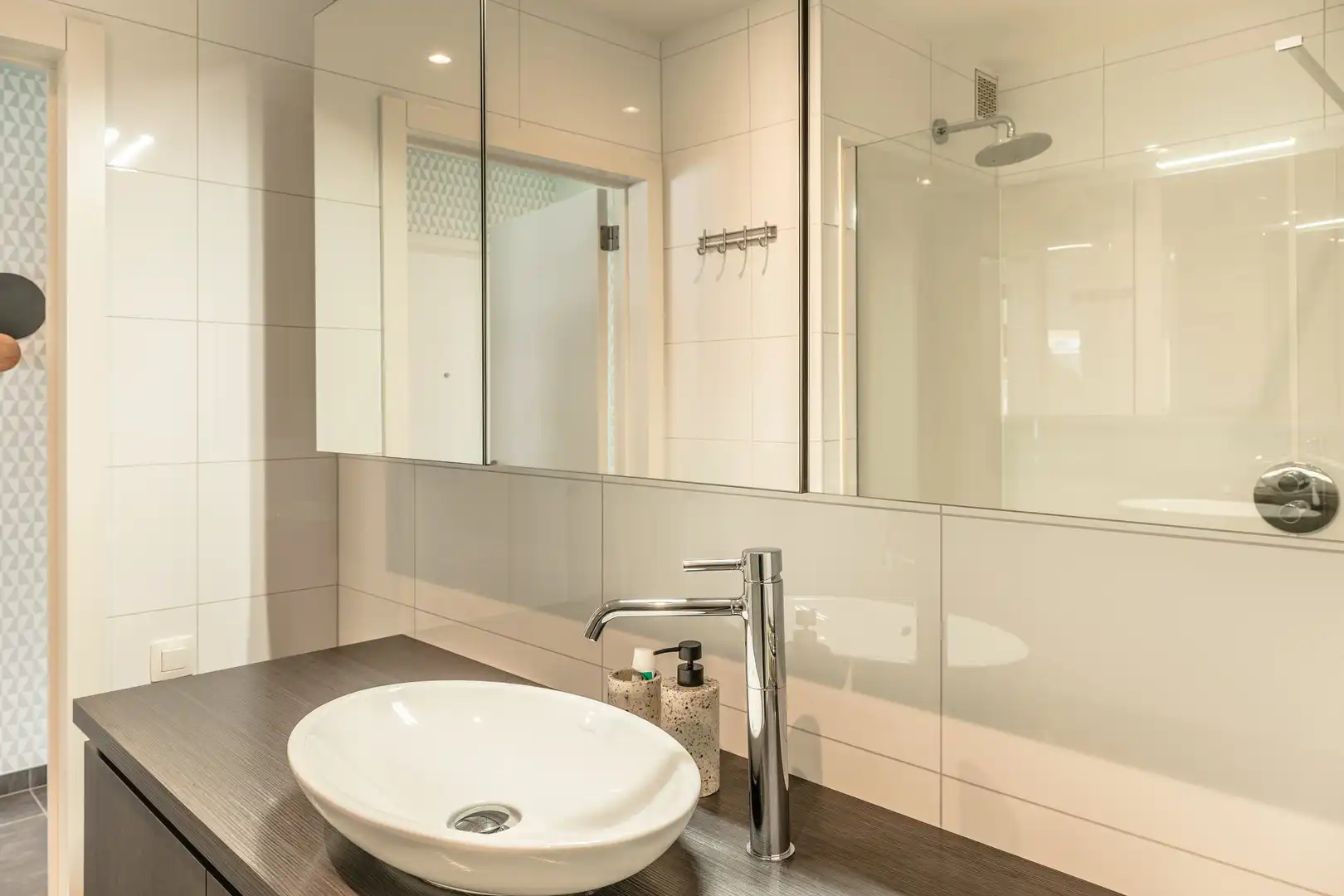 Instapklaar en modern appartement met garage foto 14