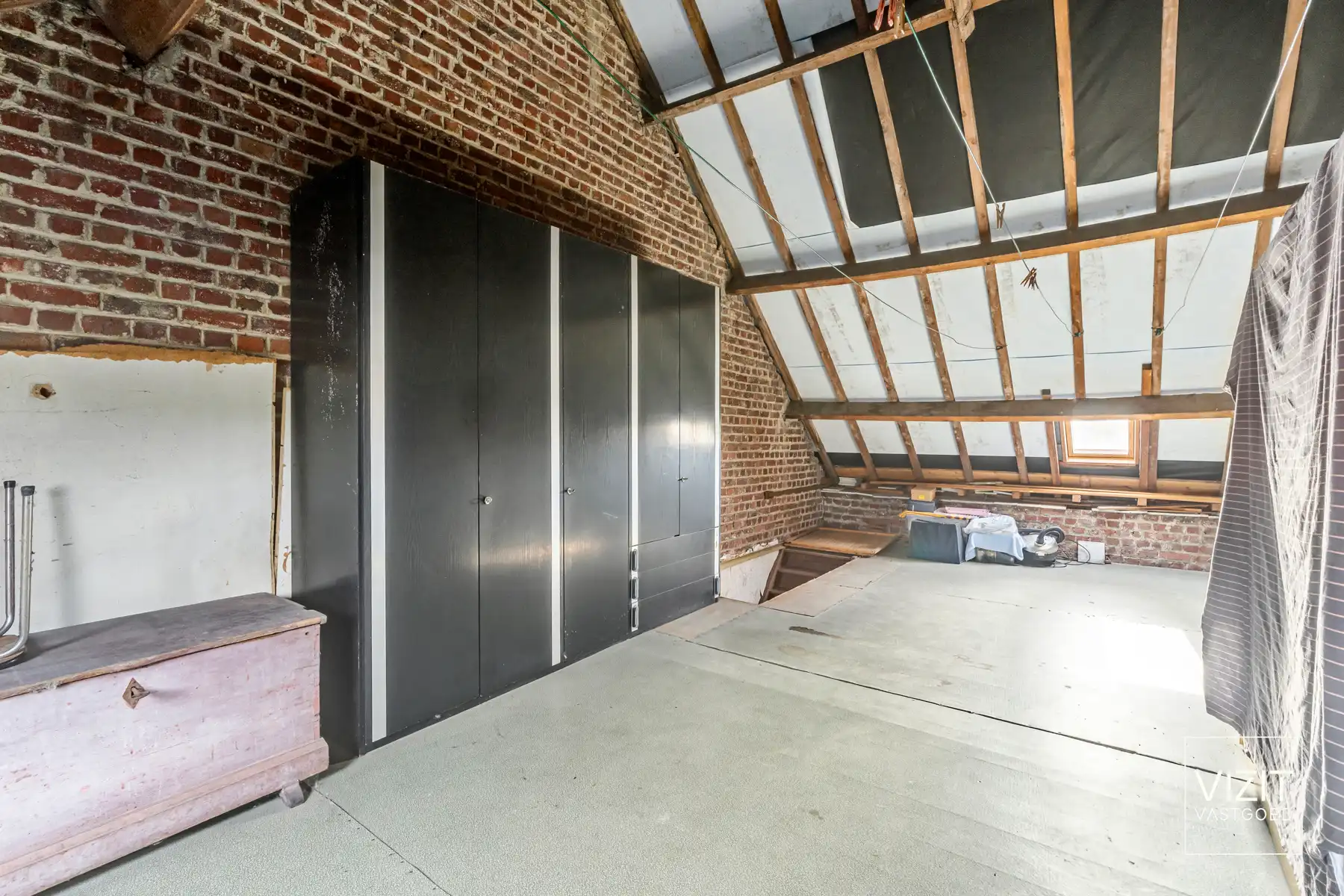 Te renoveren woning met ruime garage en tuin! foto 13