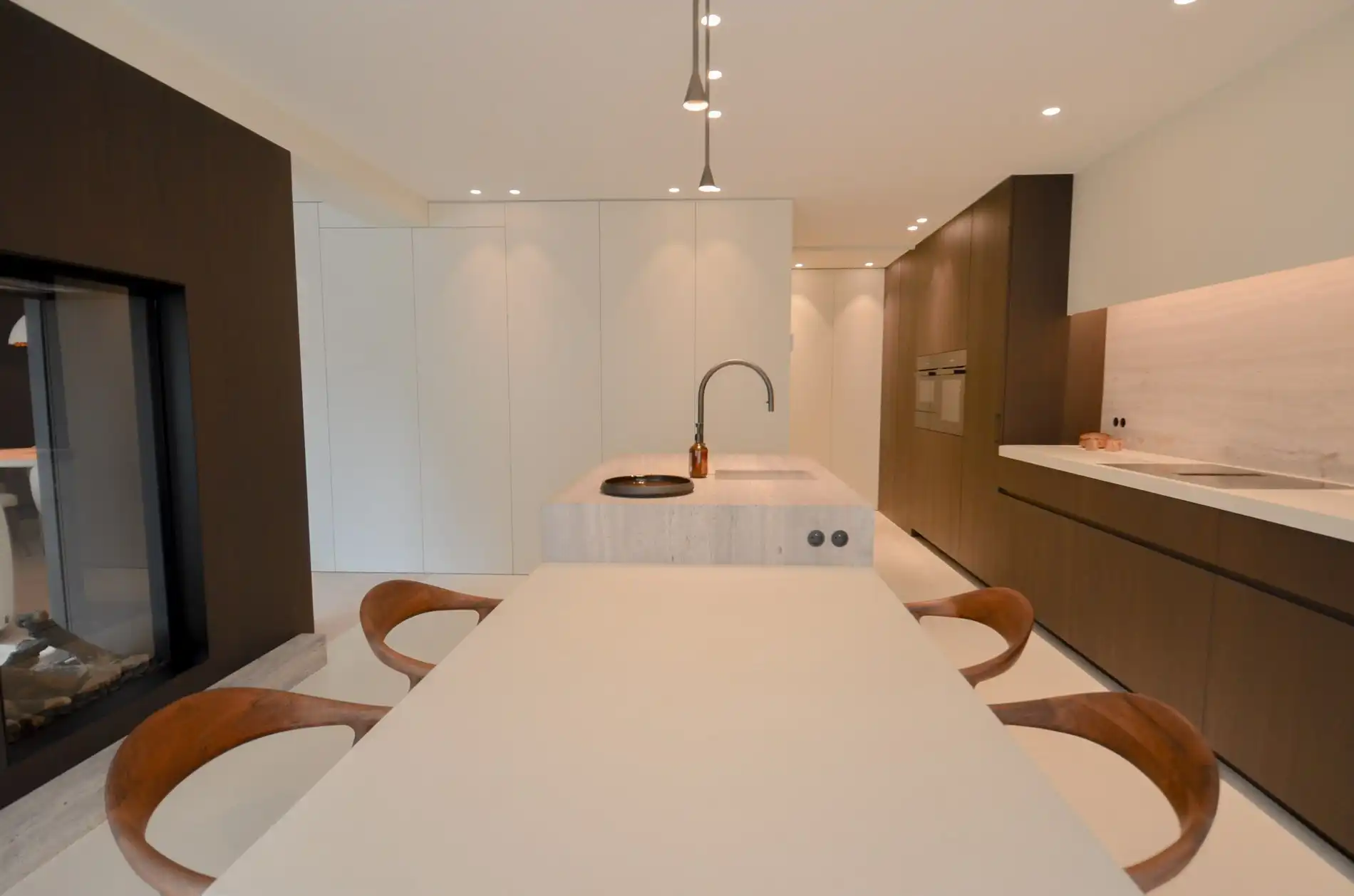 Uitzonderlijk, tijdloos volledig gerenoveerd appartement met een open zicht . foto 5