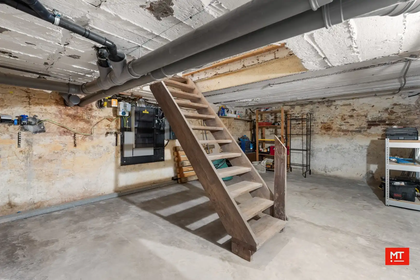 Instapklare woning met 4 slaapkamers en stadskoer in hartje Wervik foto 16