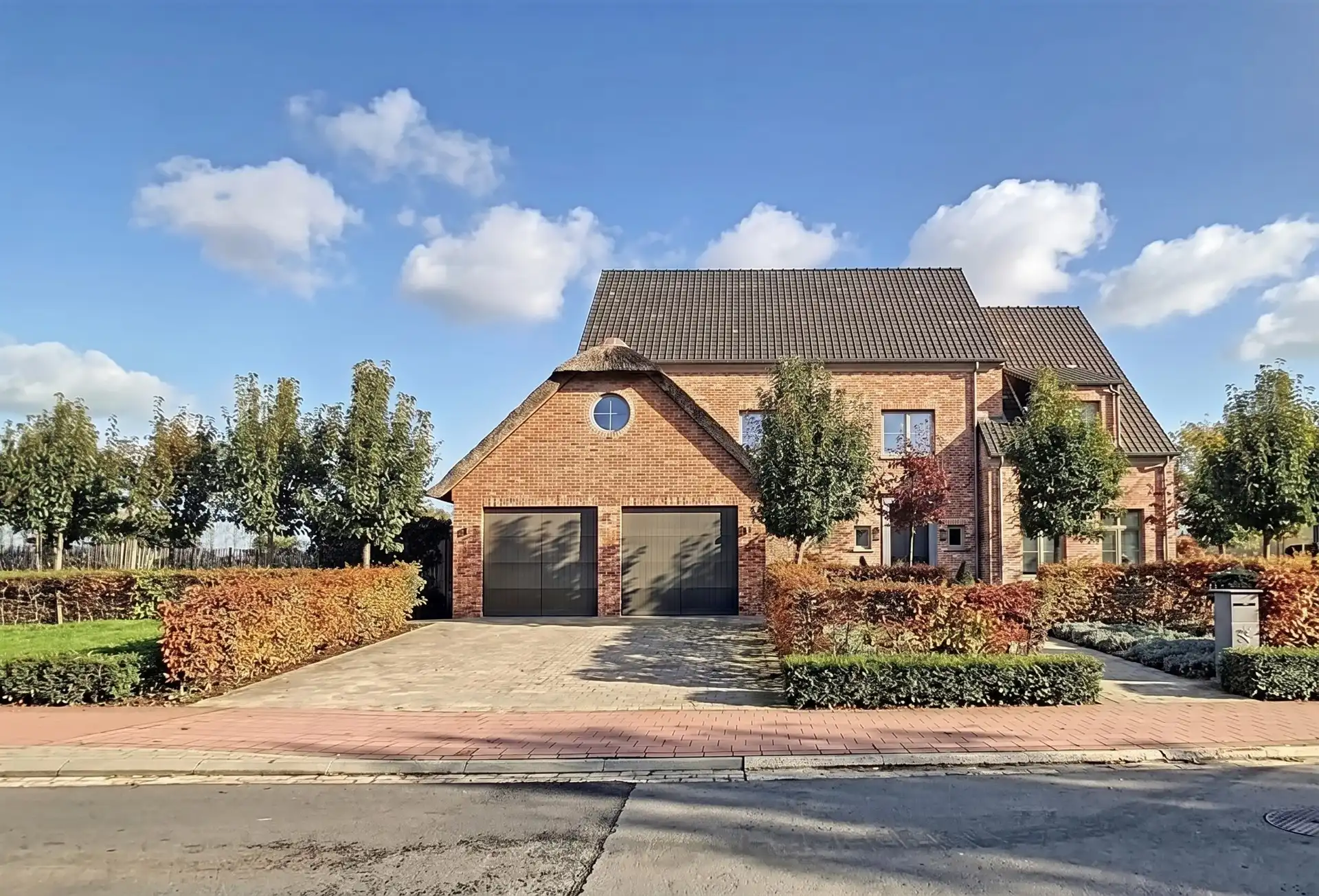 Hoogwaardig afgewerkte pastorijwoning met 6 paardenstallen  op 2563m² (optie extra grond) foto {{pictureIndex}}