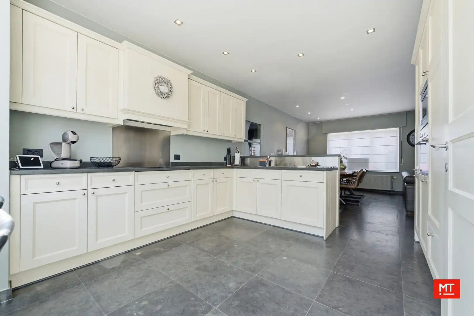 Ruime, instapklare woning met loods in het centrum van Wervik foto 14