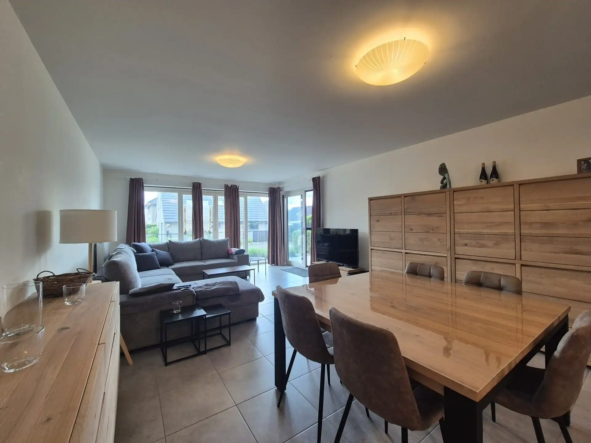 Modern gelijkvloers appartement met terras. foto 5