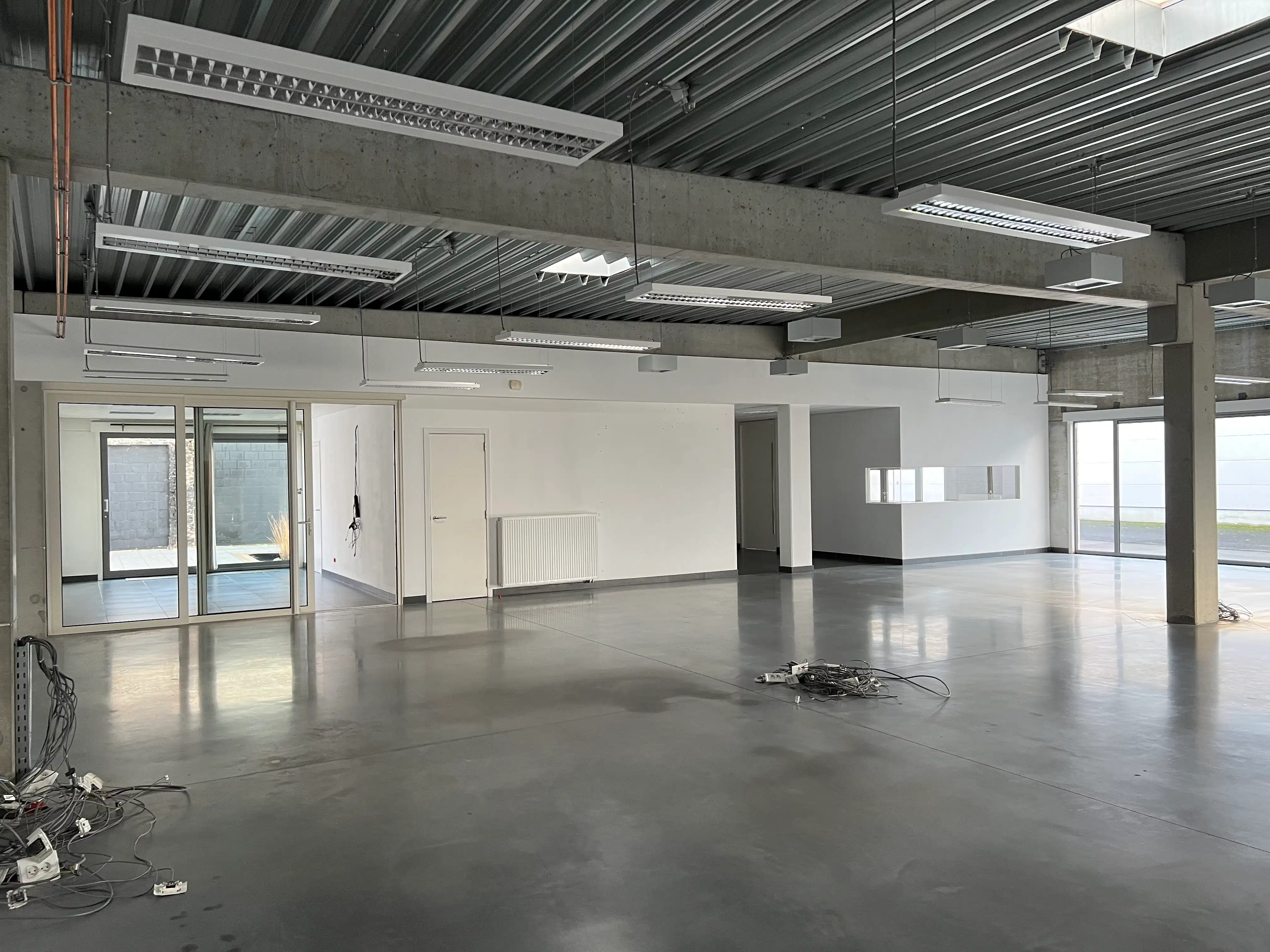 Ruimte voor kantoor en handelszaak met studio foto {{pictureIndex}}