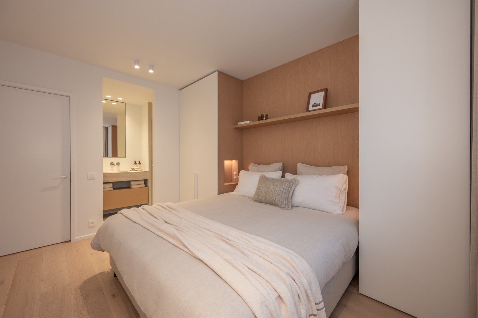 Instapklaar 3-slaapkamer appartement met terras nabij de Zeedijk. foto 14