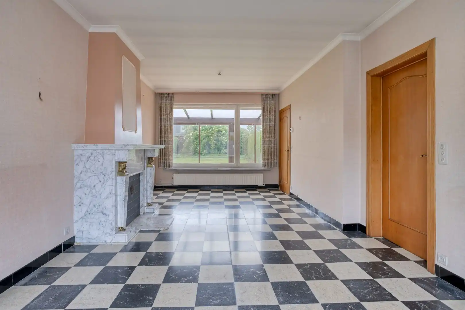 Te renoveren woning met garage en tuin in het centrum van Wevelgem! foto 3