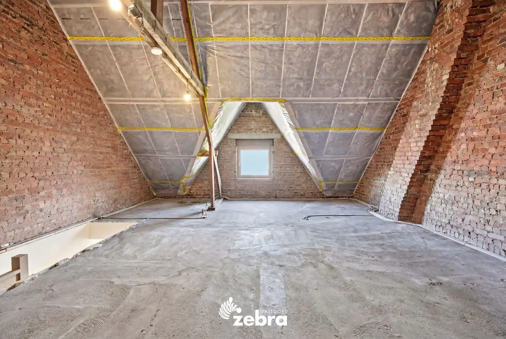 Kwalitatief gerenoveerde herenwoning met garage te Sint-Elisabeth Kortrijk! foto 21