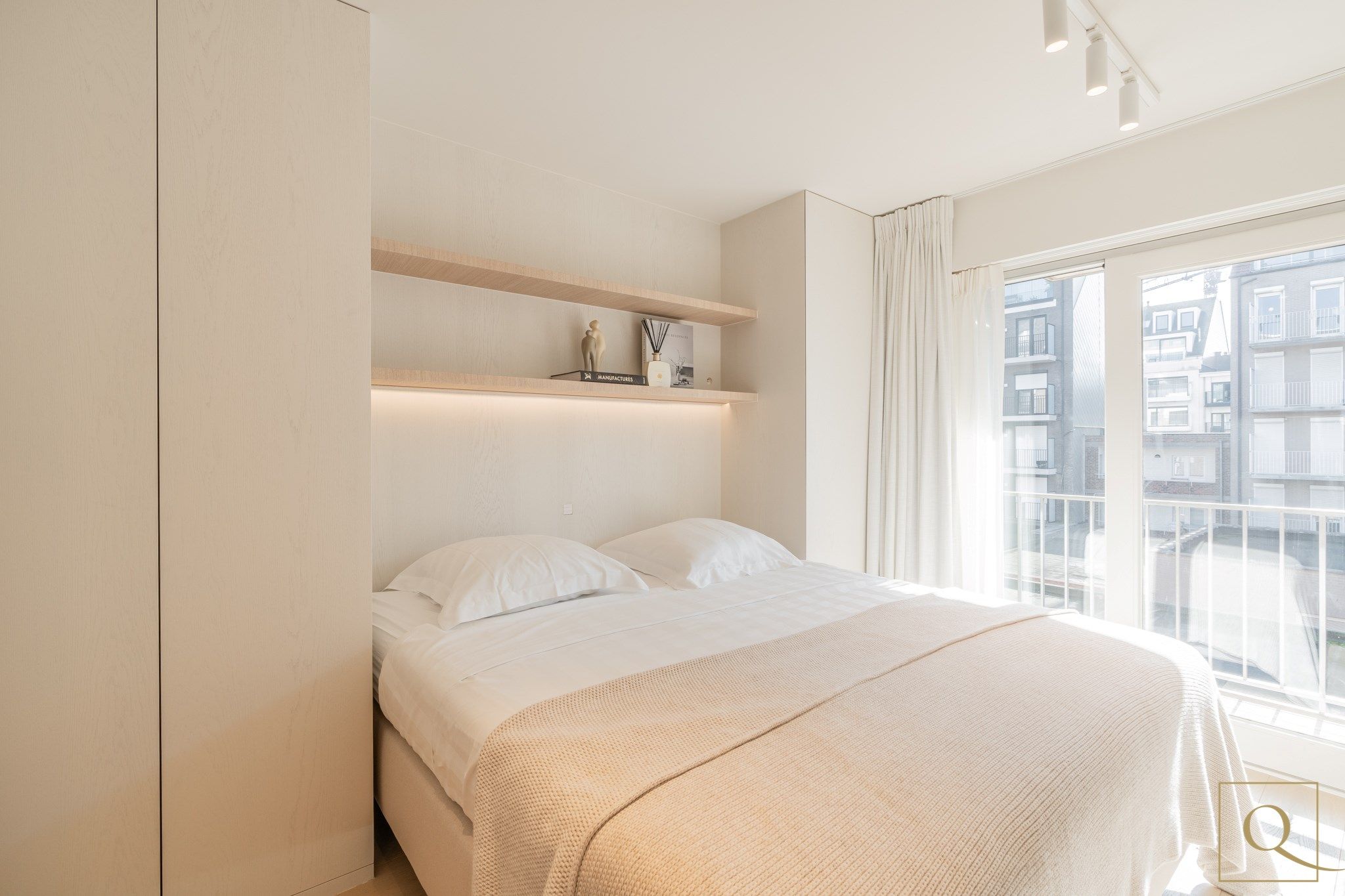 Zeer luxueus gerenoveerd appartement met oog voor detail genietend van zijdelings zeezicht. Ideaal gelegen nabij het Lichttorenplein en de Kustlaan. foto 13