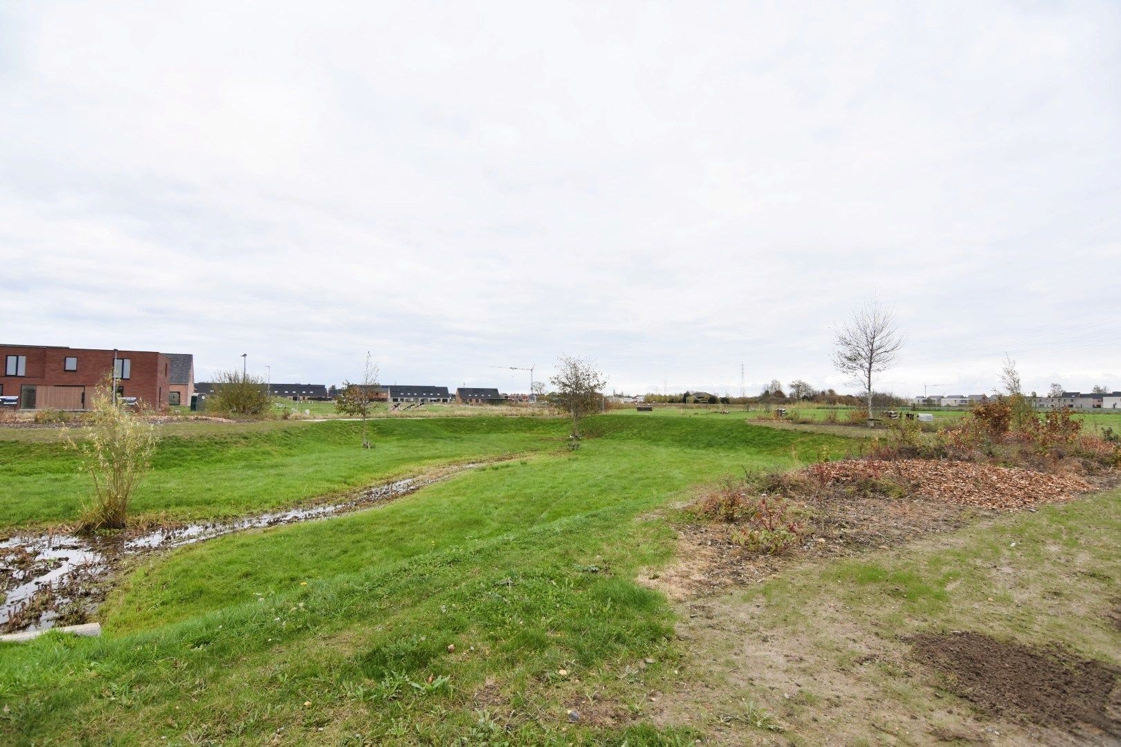 Prachtig afgewerkte nieuwbouw woning in leuke woonwijk foto 30