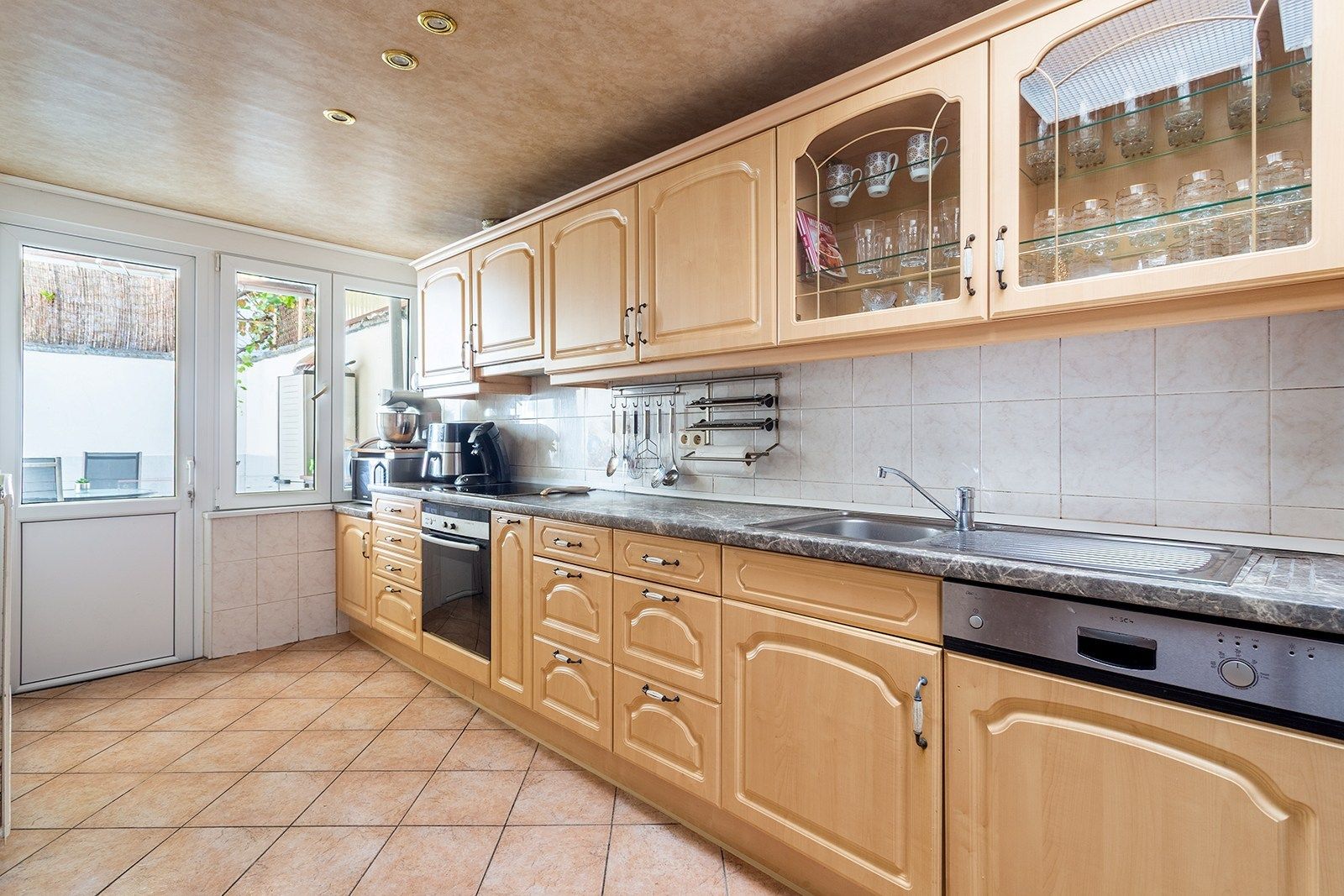 Verzorgde woning met 5 slpks en koer foto 4