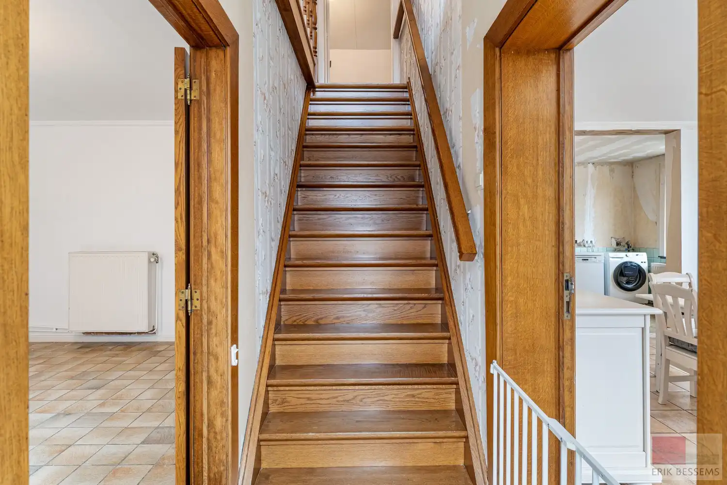 Gedeeltelijk gerenoveerde (vierkants)hoeve, met een potentieel woonoppervlakte van 547m² gelegen op een perceel van 1366m². foto 2