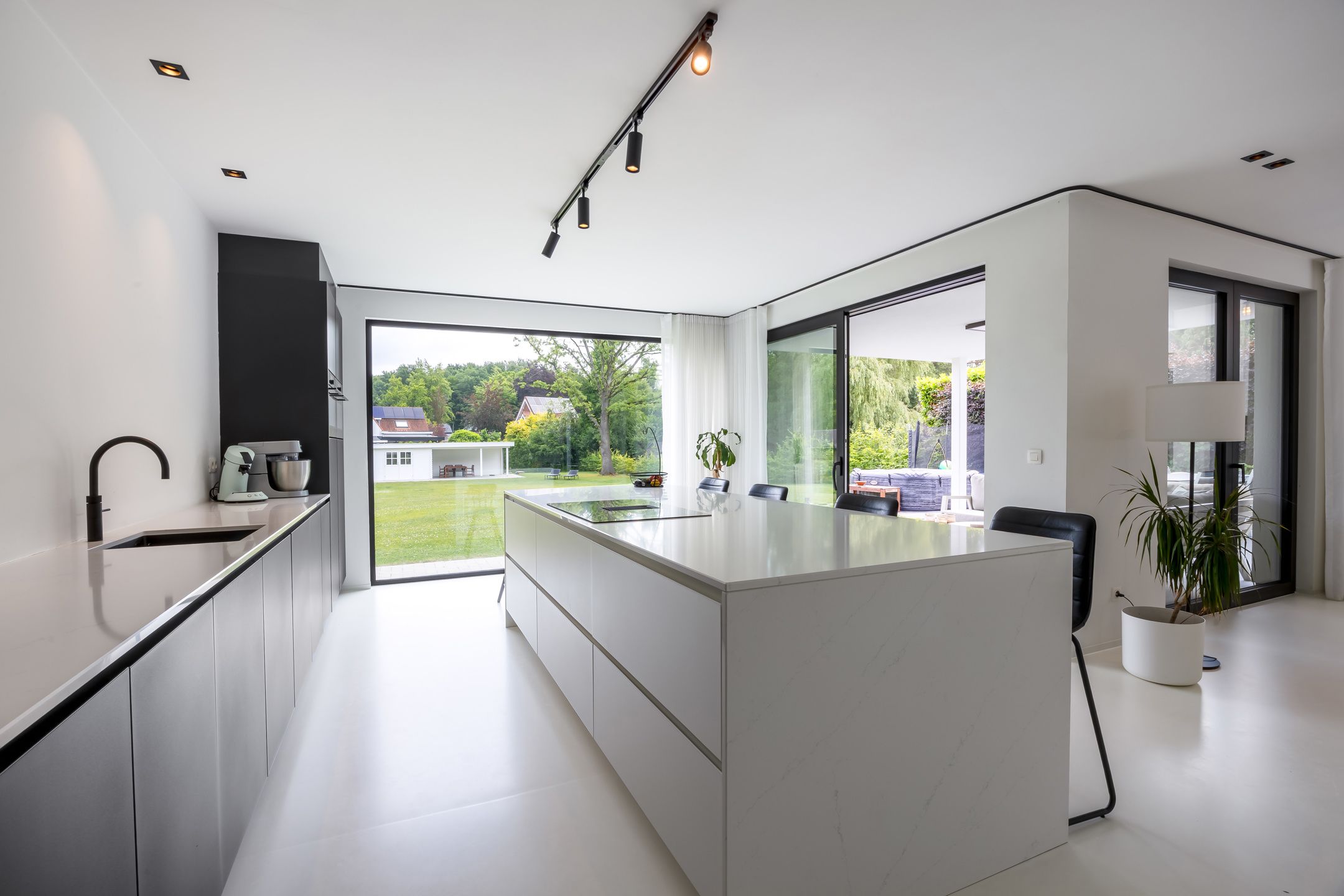 Moderne, recente villa met grote tuin en veel lichtinval foto 22