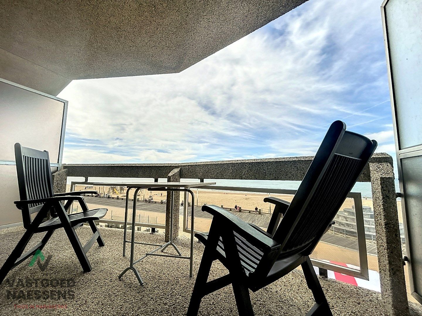 Instapklare studio met ruim terras en zicht op zee foto 9