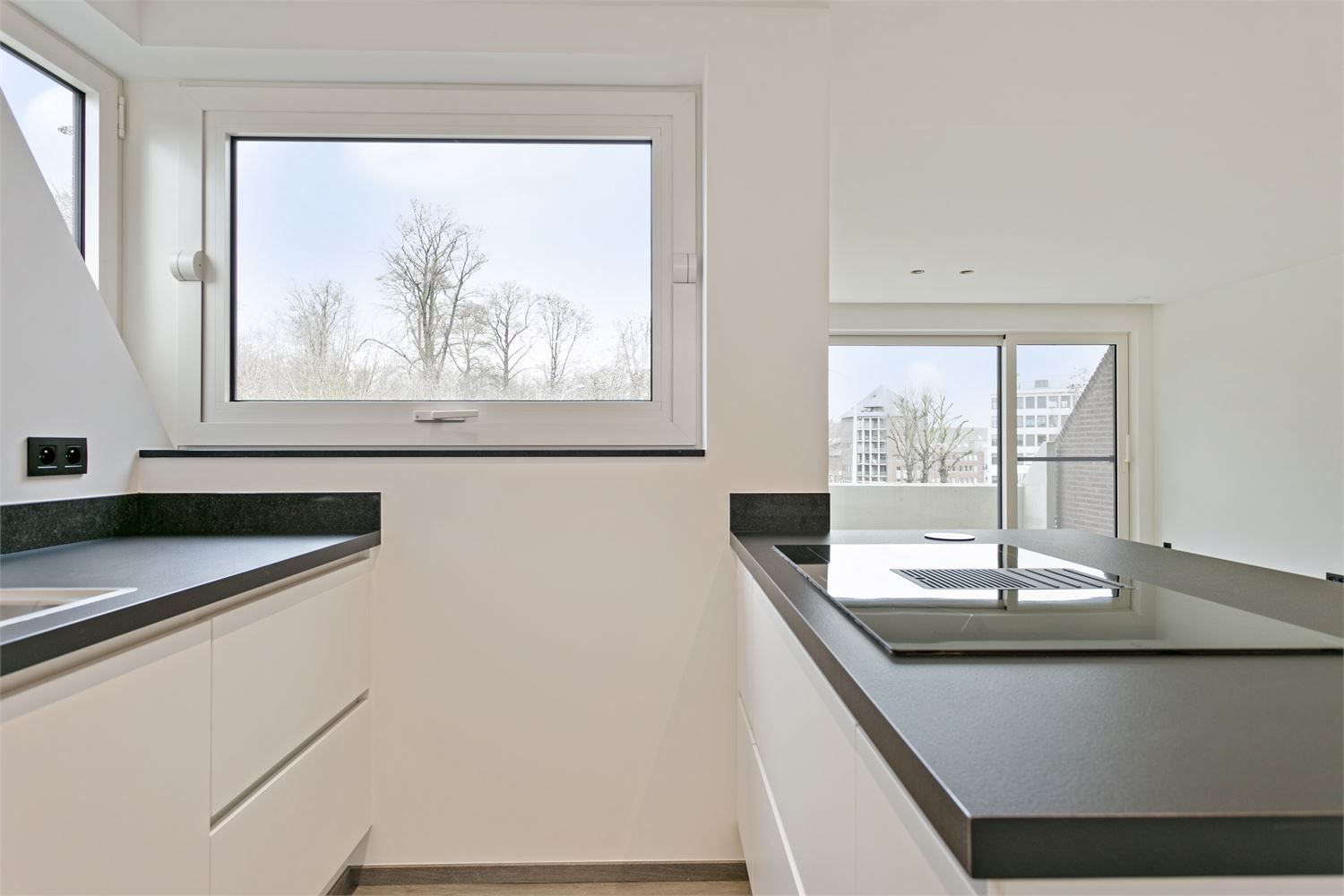 LUXUEUS APPARTEMENT MET 2 SLPKS TE DIEST! foto 8