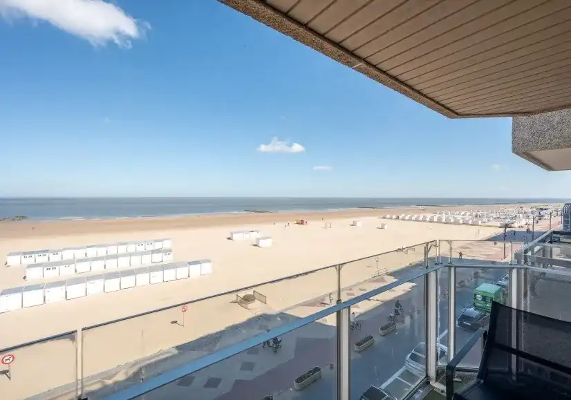 Exclusief gerenoveerd appartement met frontaal zeezicht op toplocatie in het Zoute foto 5