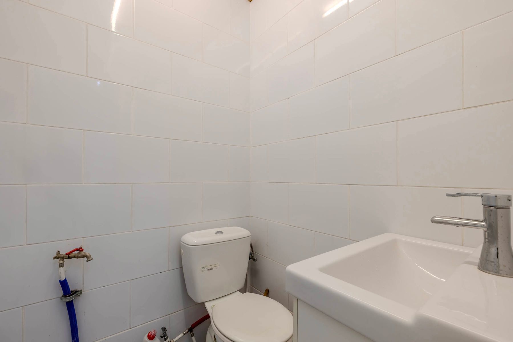 Handelsruimte + verhuurde studio te koop! foto 9