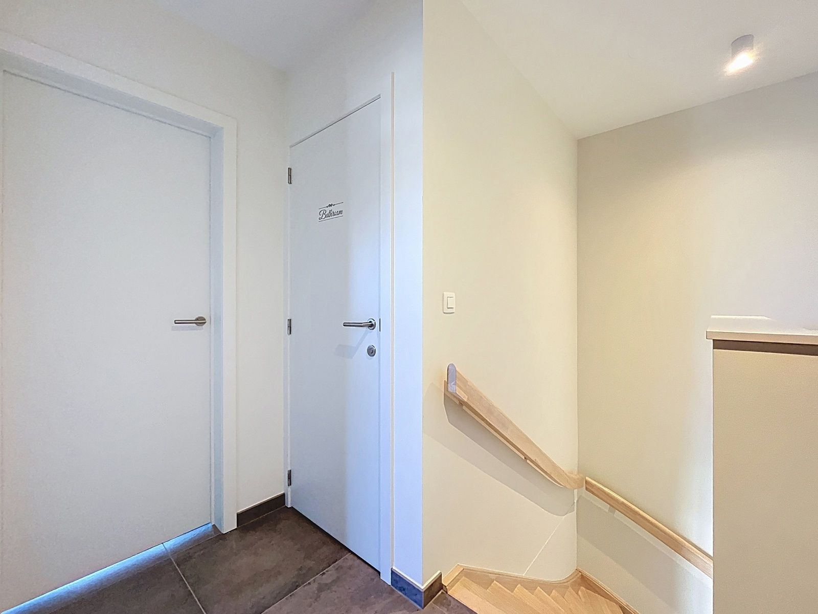 Instapklaar ruim app mét autostaanplaats en terras foto 11