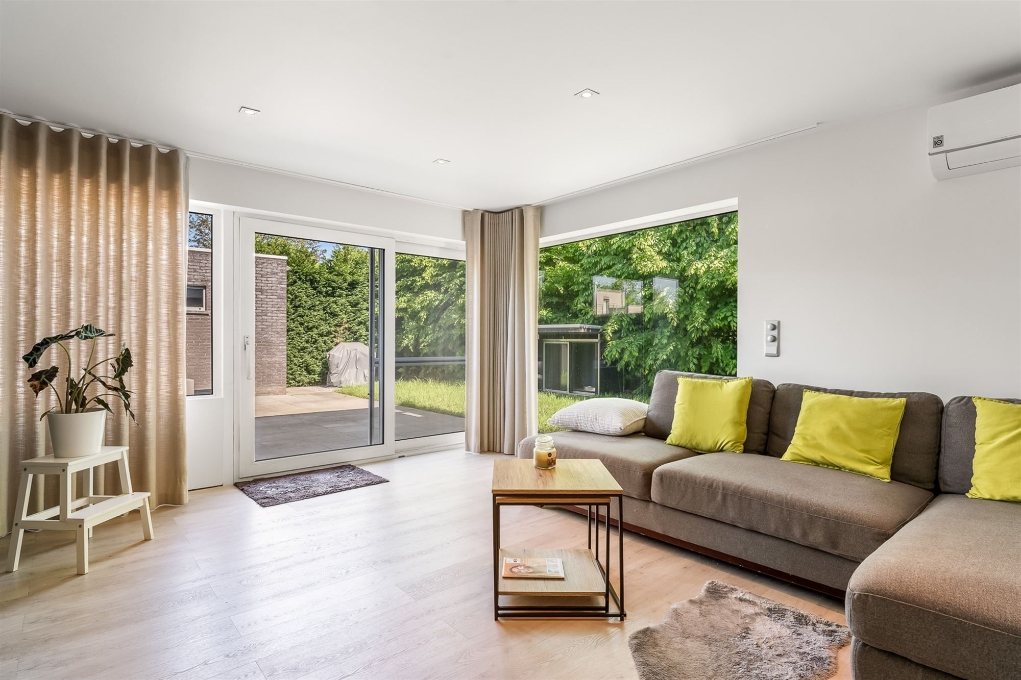 ZEER GOED GELEGEN, RUIME WONING  MET PRAKTIJKRUIMTE EN MOGELIJKHEID TOT 4 SLAAPKAMERS TE ZONHOVEN foto 5
