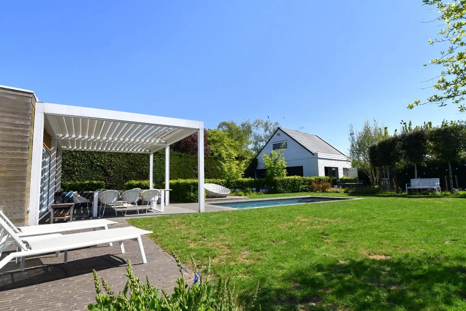 Villa met 4 slaapkamers, zwembad en mooie volumes te koop in Moorsele foto 6