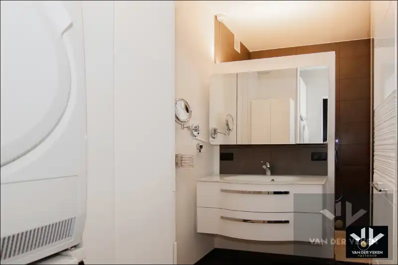 Knap afgewerkt 2 slpk appartement met zicht op het water foto 12