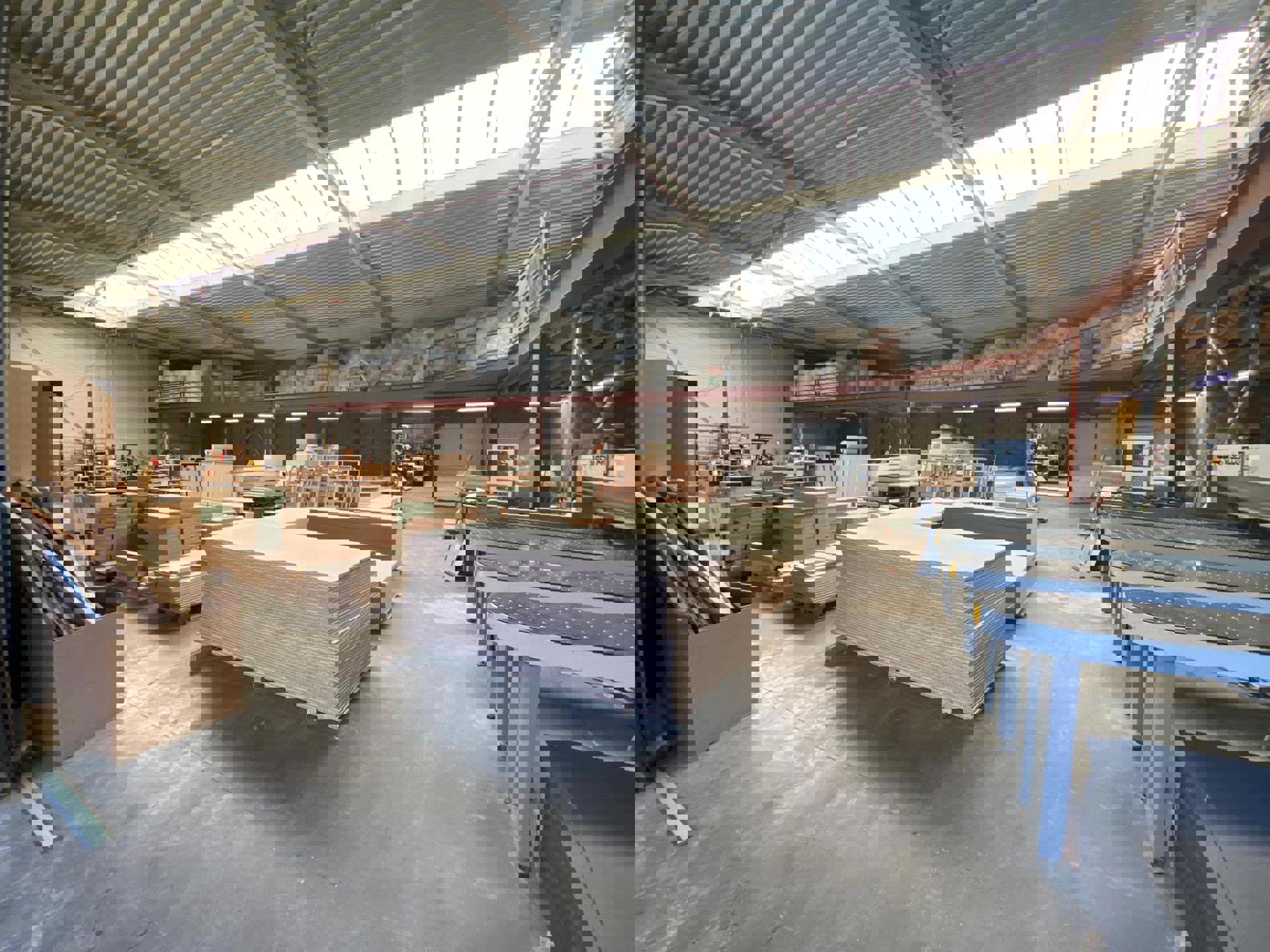 Industriegebouw met een modern gerenoveerde kantoorruimte foto 12