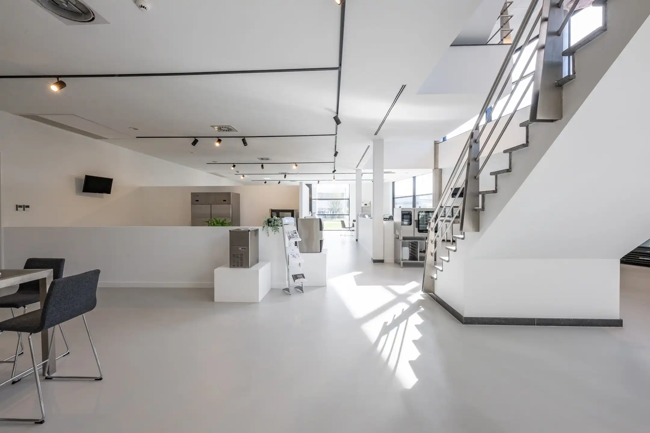 TE HUUR Bedrijfsgebouw te Wilrijk foto 3