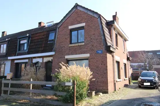 Zeer mooie halfopen woning met garage op gunstige ligging foto {{pictureIndex}}