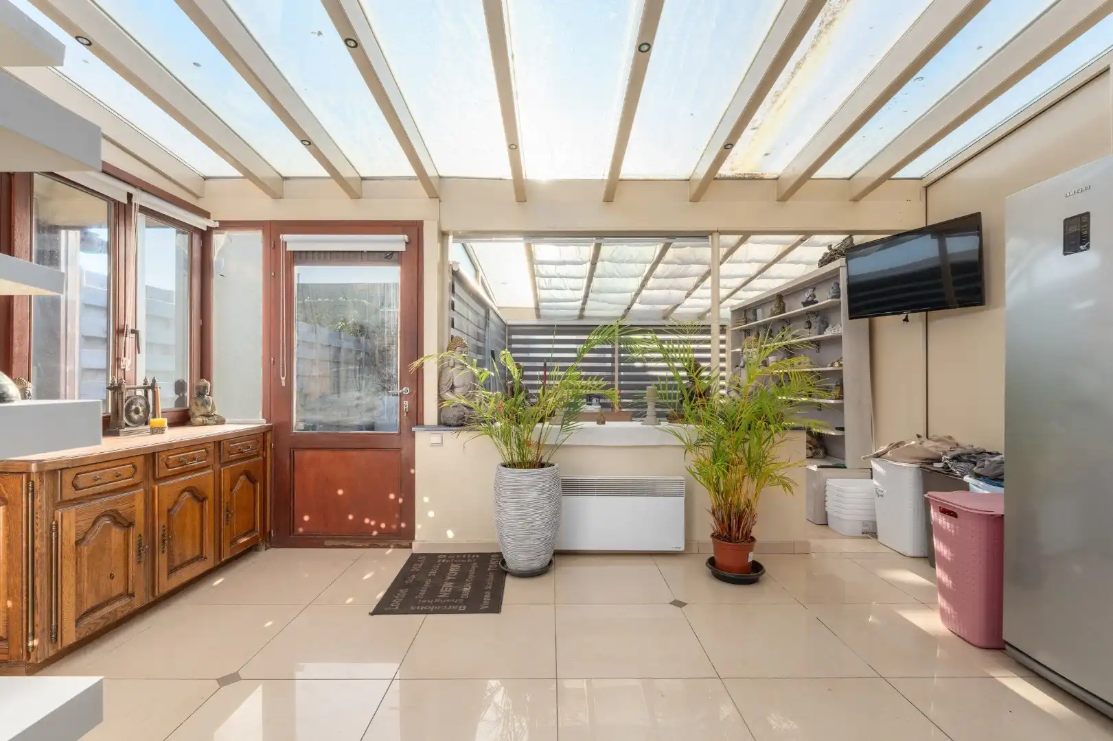 Charmante rijwoning met zonnig terras, wellnessruimte en garagebox in de Vicognewijk foto 3