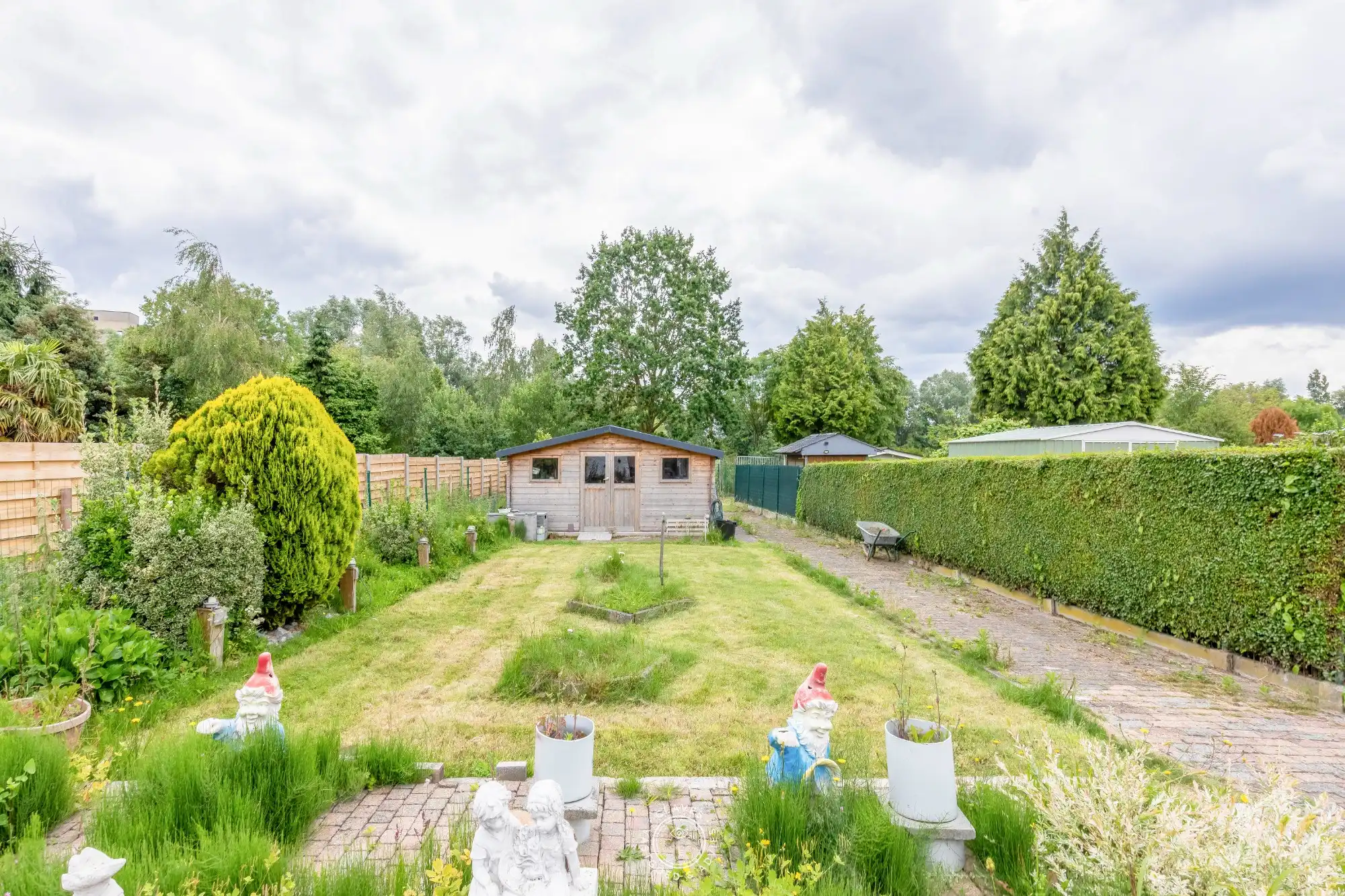 Gezinswoning met praktische indeling en ruime tuin foto 2
